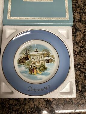 Avon Christmas plate from 1977